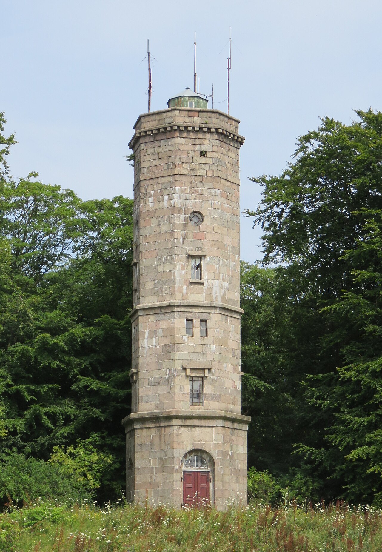 Der Elisabethturm auf dem Bungsberg, gesehen vom Parkplatz