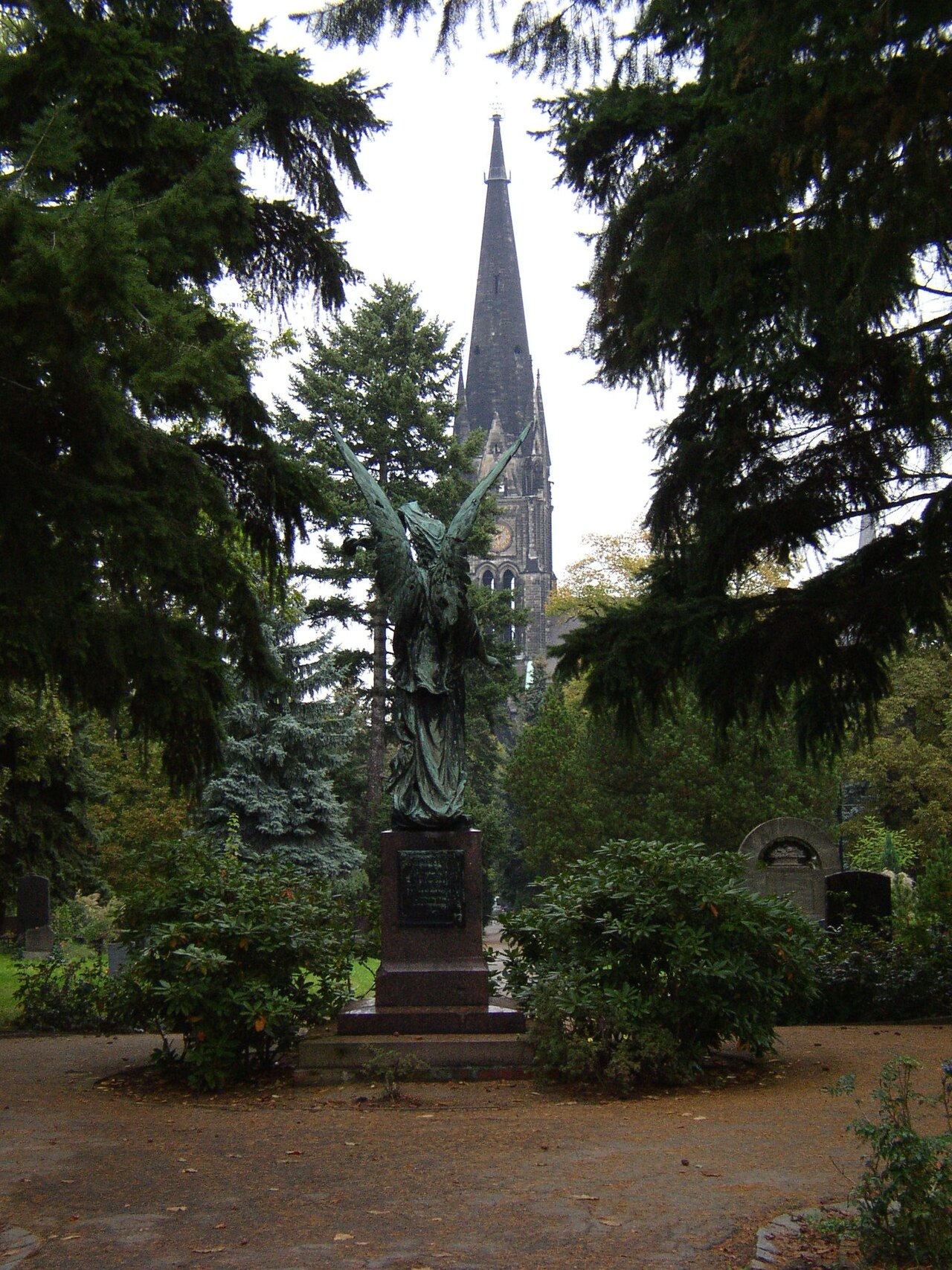 Auferstehungsengel auf dem Luisenstädtischen Friedhof in Berlin, Blick zum Südstern