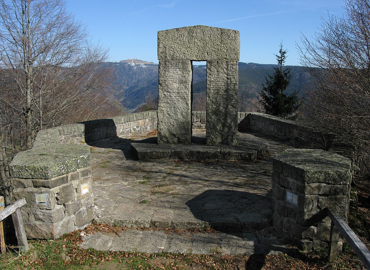 Engländerdenkmal am Schauinsland, im Hintergrund der Feldberg