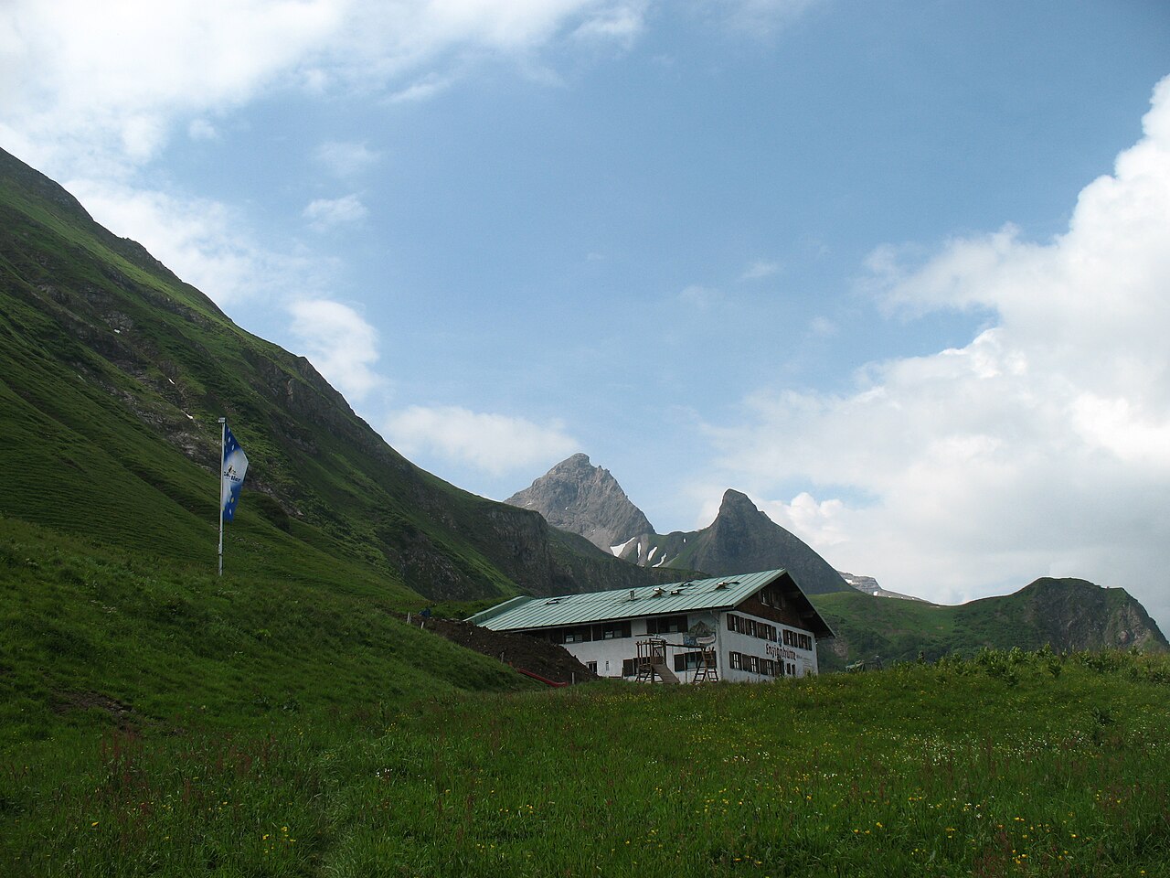 Enzianhütte (1804 m) am Fuß des Linkerskopfes mit Hochrappenkopf (2424 m) und Kleinem Rappenkopf (2276 m)