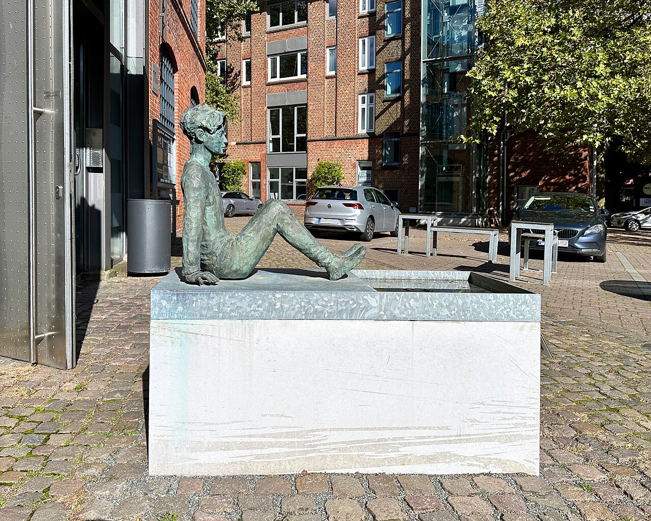 Bronzeplastik "Erde" (Edition 1/6) von Hirofumi Fujiwara, Phoenixhalle I , Ruhrstraße 11a, Hamburg-Bahrenfeld