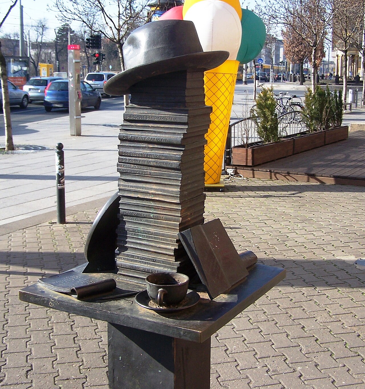 Erich-Kästner-Denkmal von Eike-Kuntsche in Dresden, Albertplatz