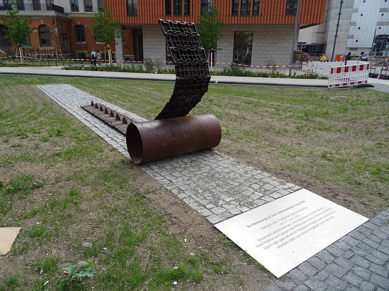 Panzerketten-Denkmal zum Gedenken an den Volksaufstand vom 17