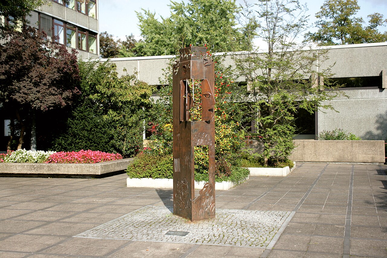 "Erinnerung und Wachsamkeit" von Ulle Hees auf dem Rathausplatz in Gevelsberg
