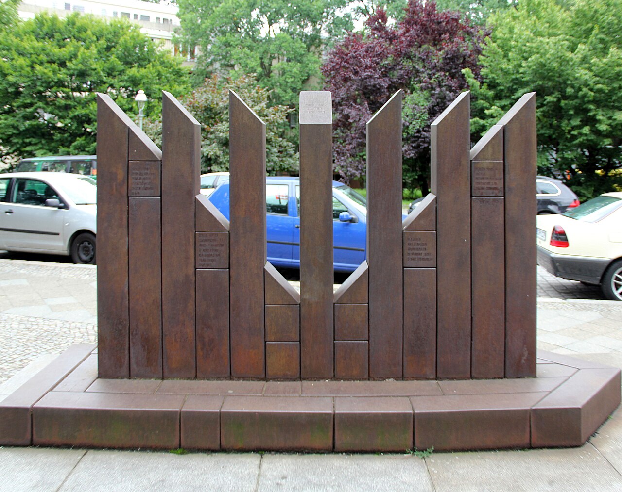 Memorial, " Erinnerung " by Georg Seibert , 1985/86, Siegmunds Hof 11, Berlin-Hansaviertel , Germany