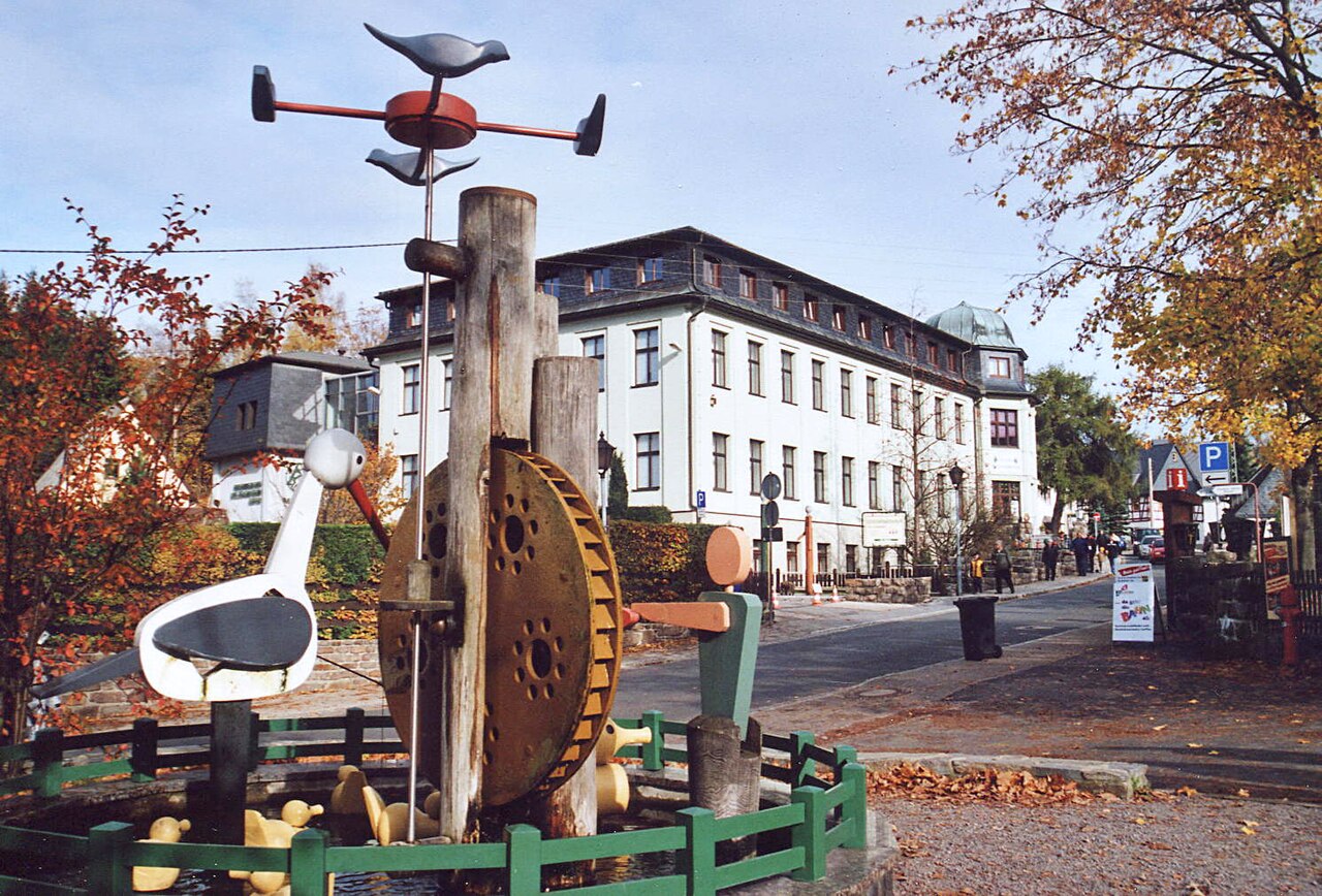 This image shows a fountain in front of the toy museum of Seiffen