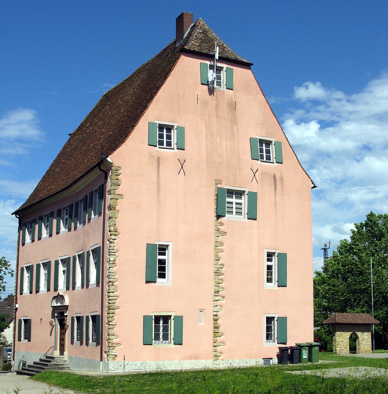Eschbacher Castell, die Umrisse des Turmes als Ursprung des Gebäudes sind mit Steinquadern markiert