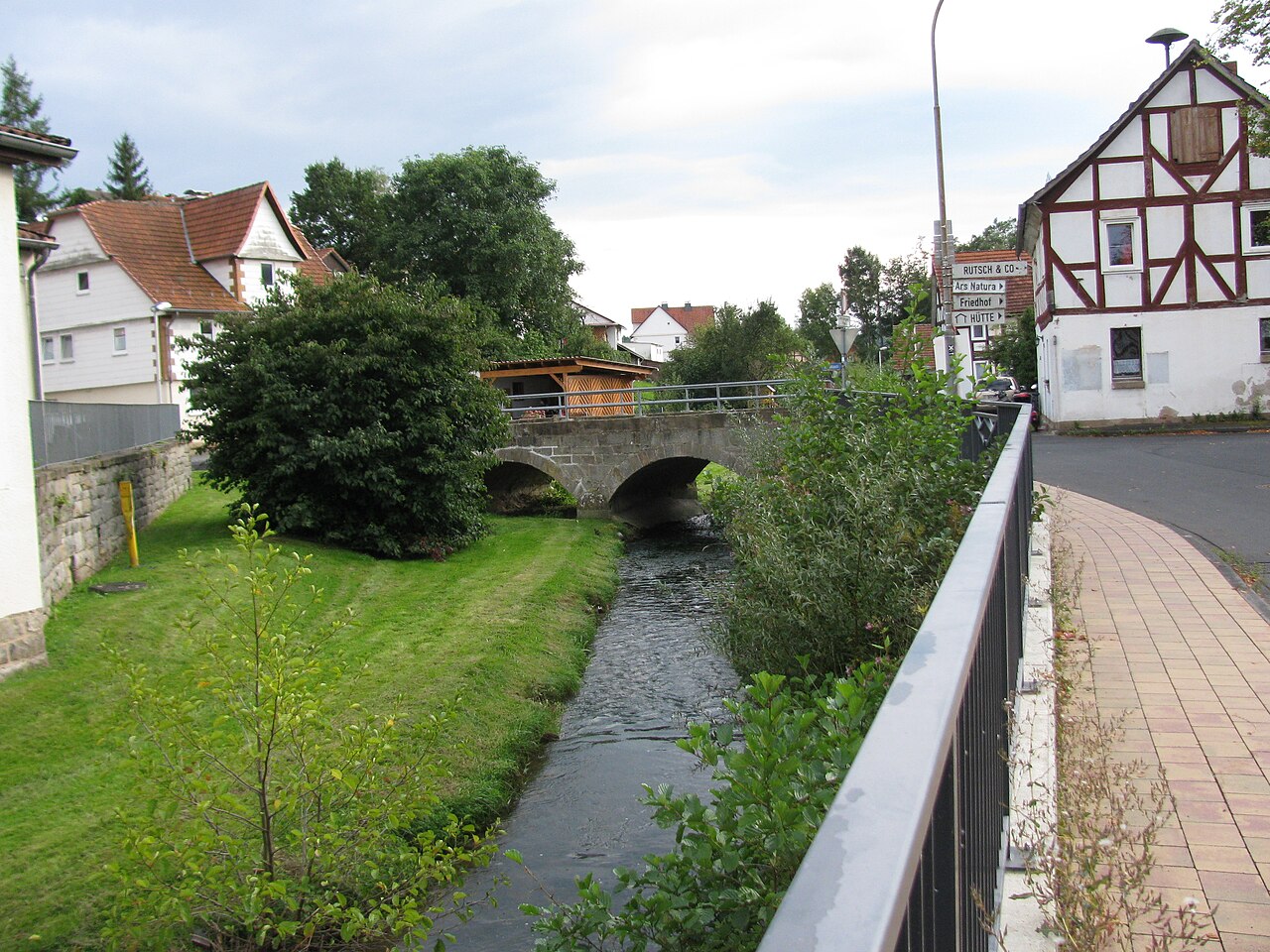 der Essebach in Elbersdorf, an der Brücke unterquert der Essebach die Straße Blaubach