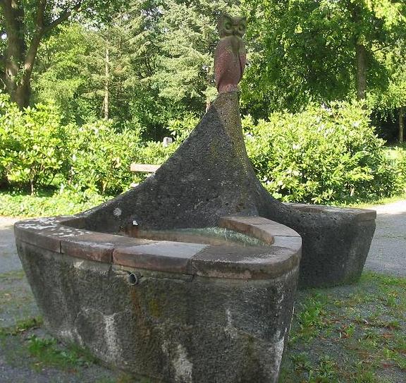 Water basin „Owl“ on the Parkfriedhof Neukölln (cemetery) in Berlin-Britz , created in 1956/57 by an unknown sculptor