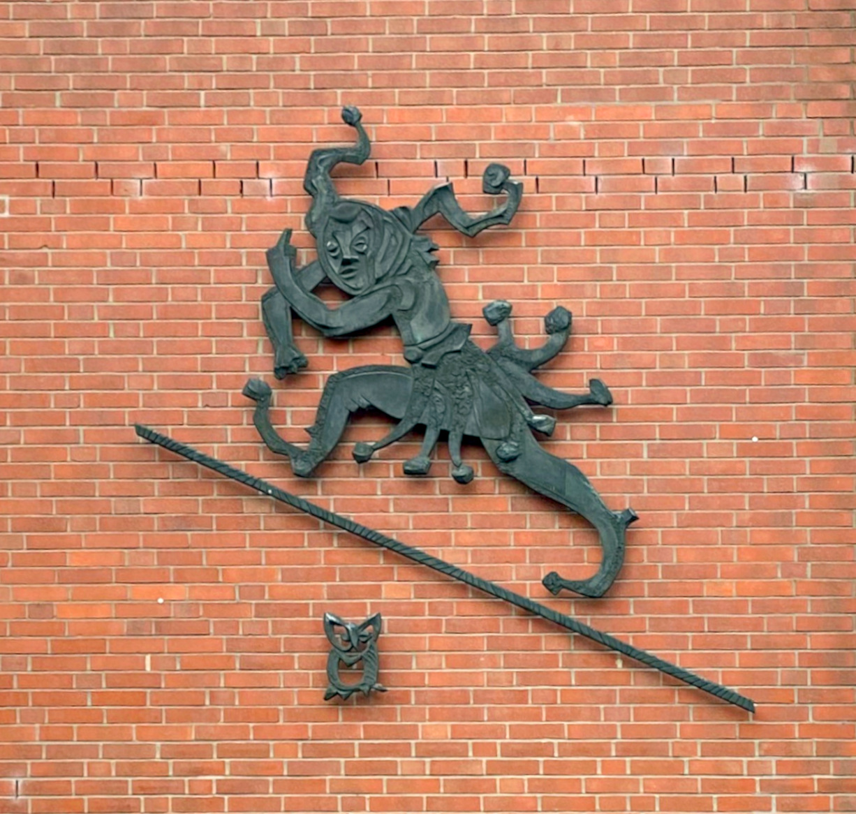 Johannes Ufer: "Eulenspiegel" (1983), an der Hauswand Willi-Hill-Weg 2 in Hamburg-Lurup