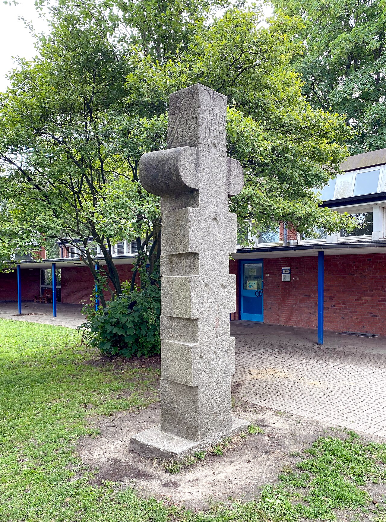 Granit inskulptur "Eulenturm" auf dem Schulhof der Schule Bindfeldweg Hamburg-Niendorf