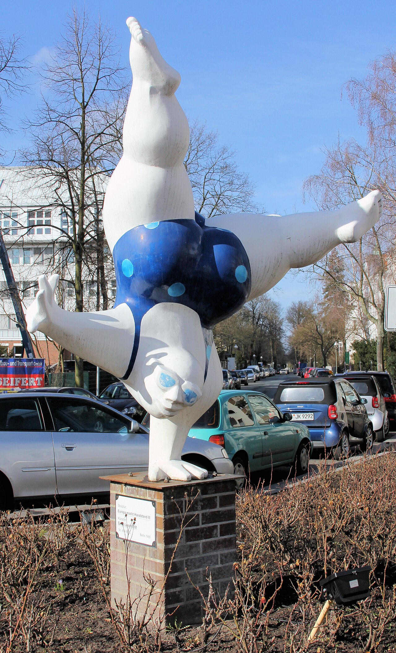 Statue, Europa macht Handstand III, von Ernst Leonhardt , 1995, Grieser Platz, Berlin-Schmargendorf , Deutschland