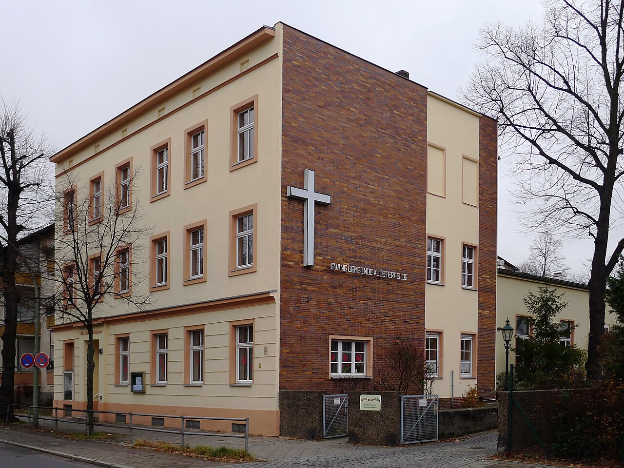 Vorderhaus mit Wohnungen und Gemeindebüro