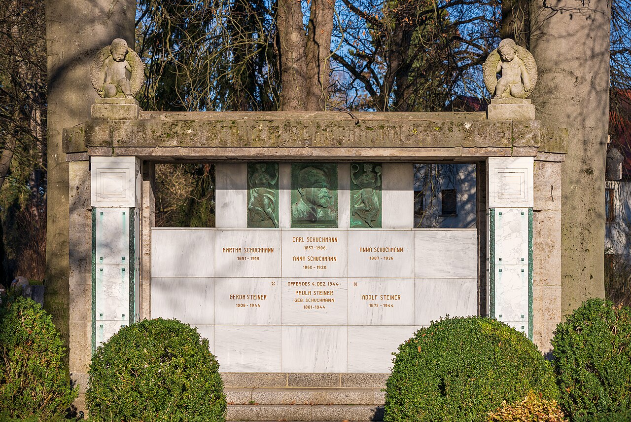 Heilbronn , Stadtteil Böckingen , Friedhof : das Grabmal der Familie Schuchmann (vgl
