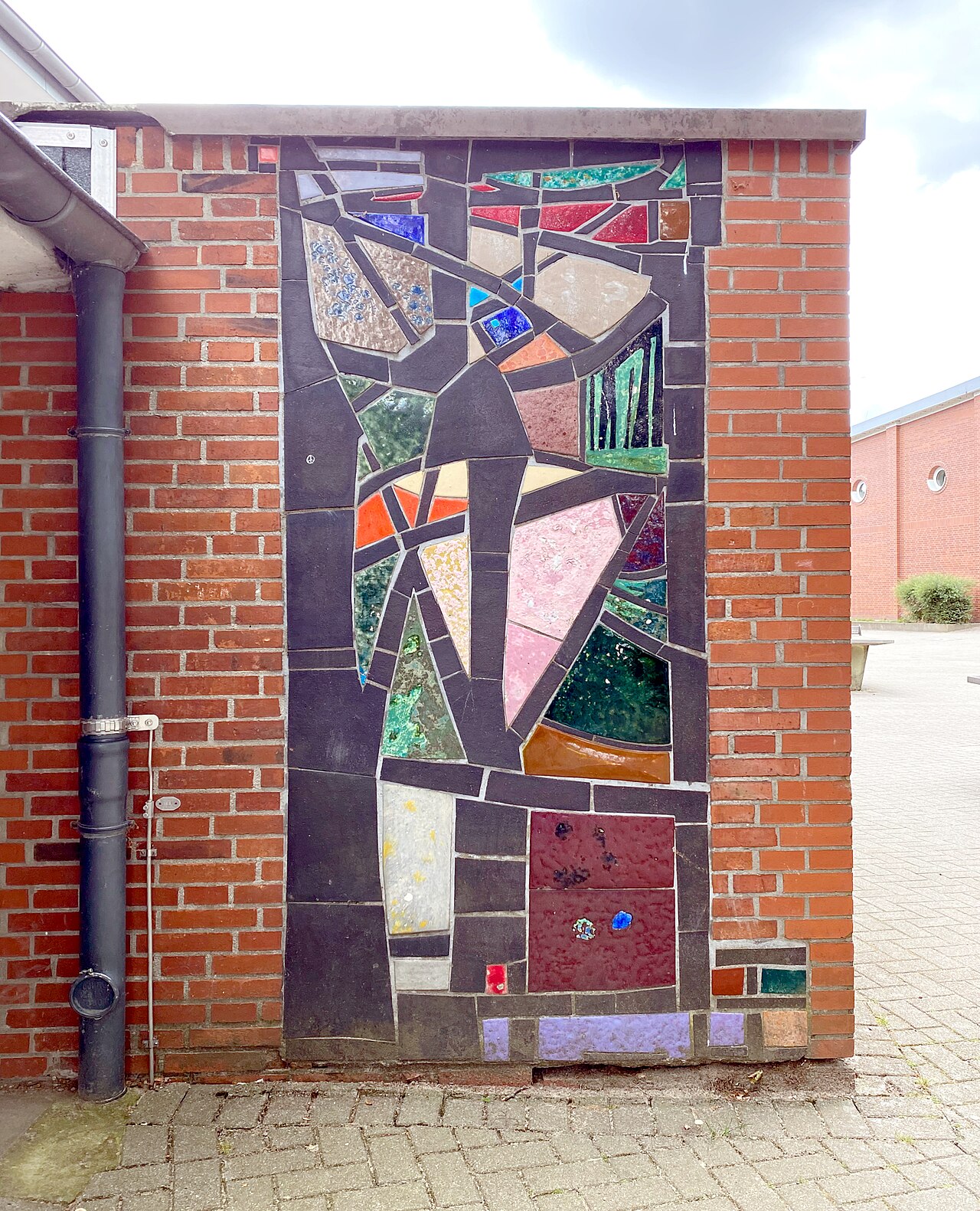 Zweiteilige Wandgestaltung "Farbenspiel" (1958) von Ernst Witt an der Schule Bindfeldweg in Hamburg-Niendorf