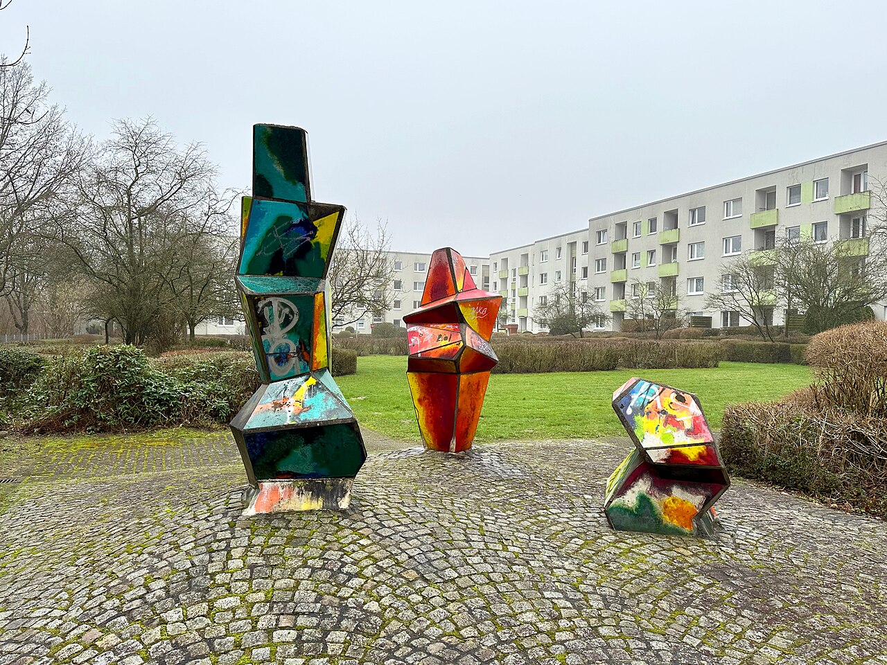 "Farbige Plastiken" von Johannes Ufer (1977), Grünanlage östlich der Wohnhäuser Rahewinkel 17/37, Hamburg-Billstedt