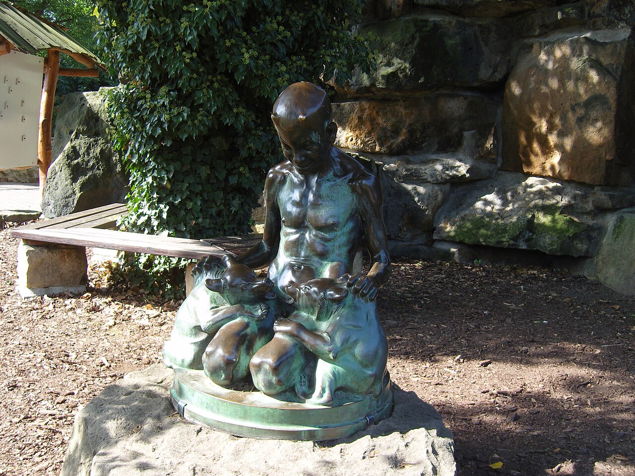 Bronzeplastik von Otto Pilz im Zoo Dresden, dargestellt ist ein Faun mit zwei jungen Bären