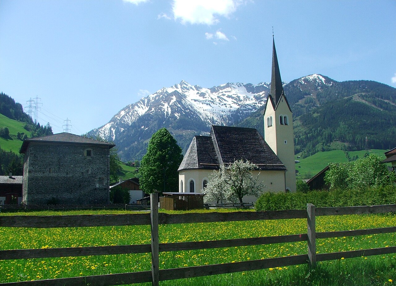Mittersill: Felberkirche church and Felberturm fortress, in the background mountain Pihapper (2