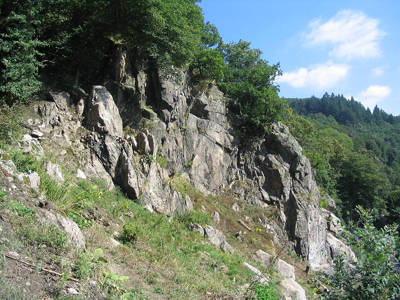 Durch Erosion des Neckars am Haarlaß bei Heidelberg erschlossenes Grundgebirge: Granit-Klippe Russenstein