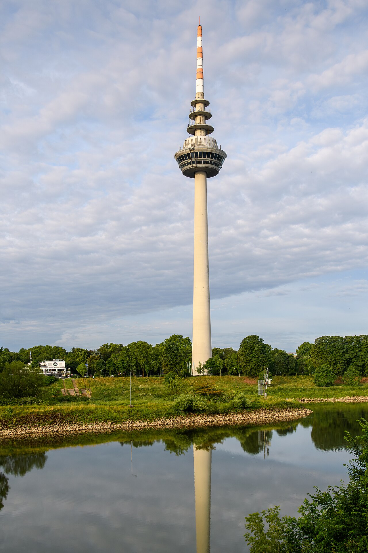 The telecommunications tower in Mannheim, seen from the right bank of the Neckar