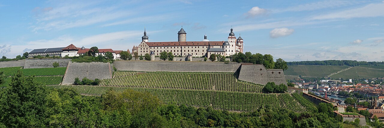 Die Festung Marienberg liegt oberhalb von Würzburg in Bayern