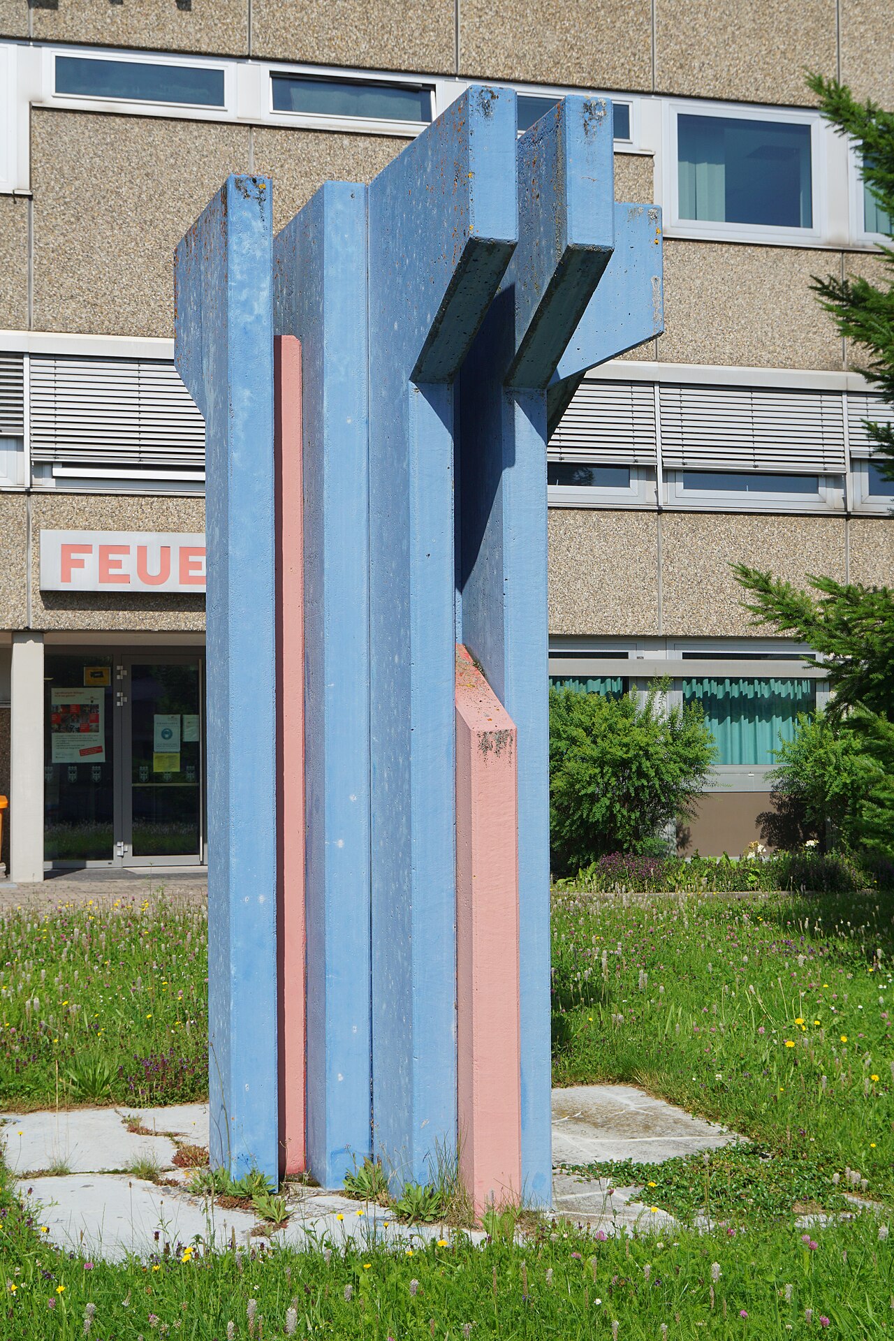 Feuer und Wasser 1975, Skulptur von Eberhard Unkauf (1933-1999) vor der Feuerwache Böblingen im Röhrer Weg
