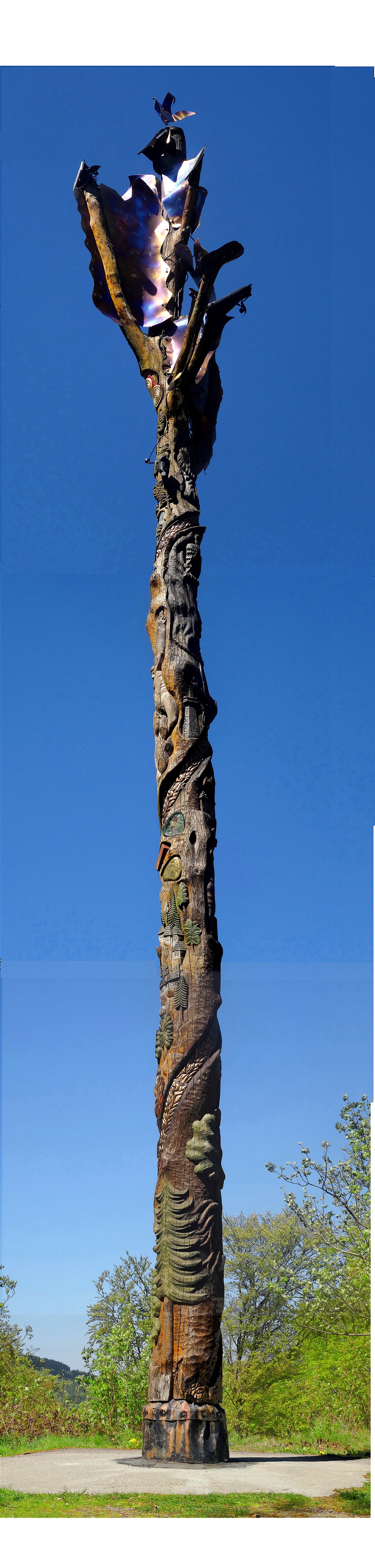 Die Feuereiche des Bildhauers Jürgen Suberg in Elleringhausen