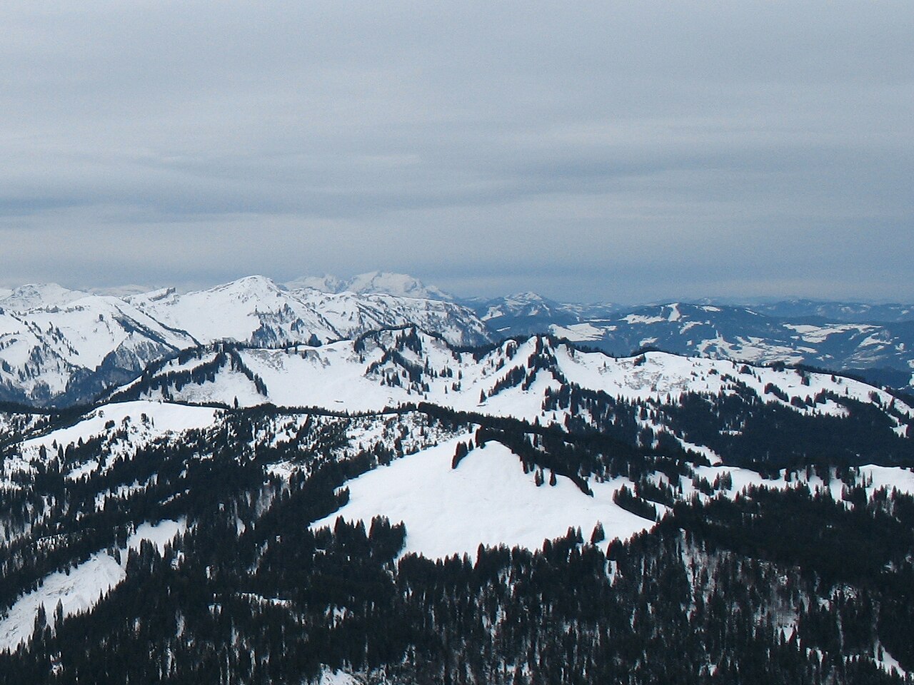 Blick vom Riedbergerhorn (1787 m) auf den Feuerstätterkopf (1645 m)
