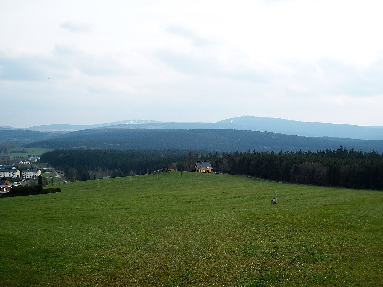 Blick vom Bärenstein auf den Höhenzug Stahlberg mit Toskabank und Feuerturm