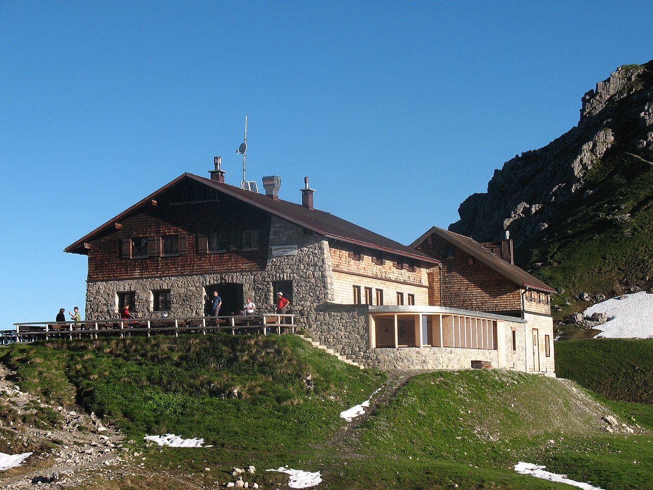 Die Fiderepasshütte (2067 m) mit der im Jahr 2008 erbauten Panoramastube