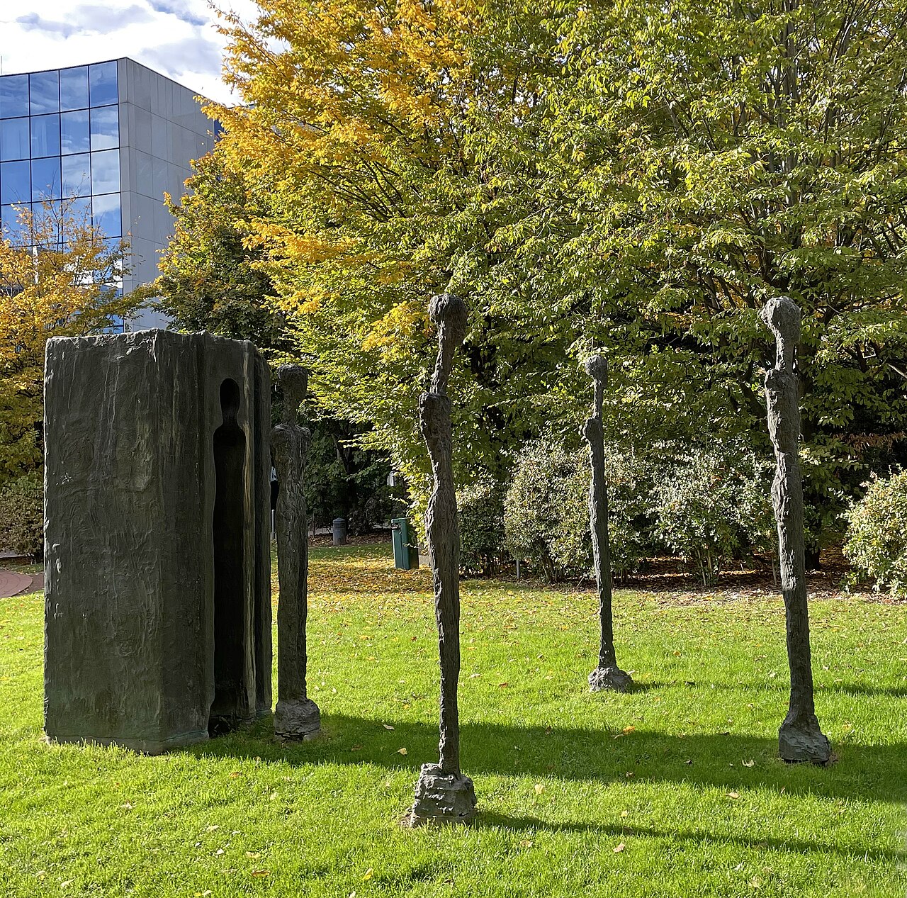 Figuren vor Block von Michael Irmer (1992), im Prinzenpark, Düsseldorf-Heerdt