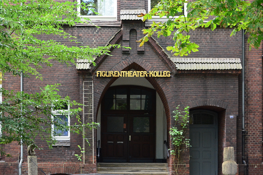 Foto vom Eingang des Figurentheater-Kollegs in Bochum-Langendreer