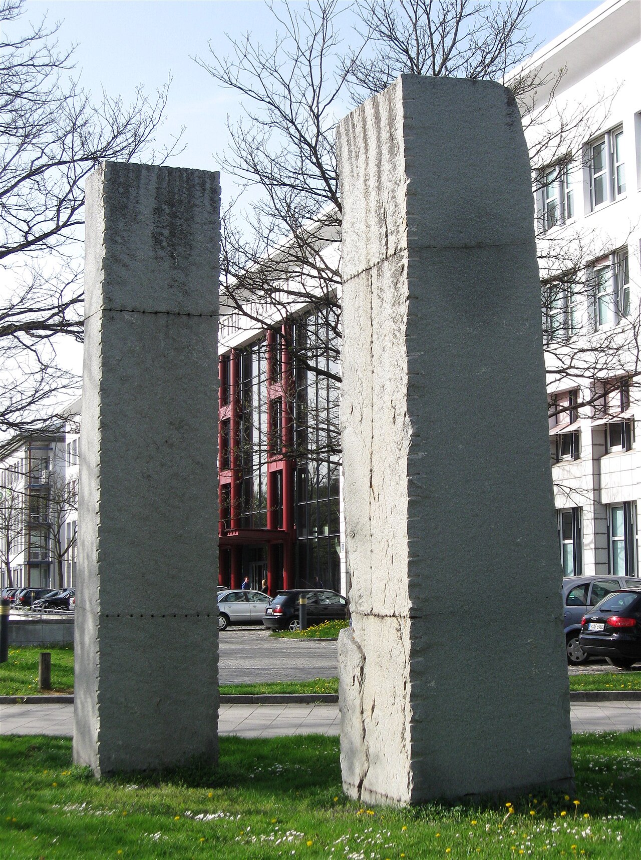 Ulrich Rückriem: Finnischer Granit gespalten, 1992-93, Goethe-Institut, München