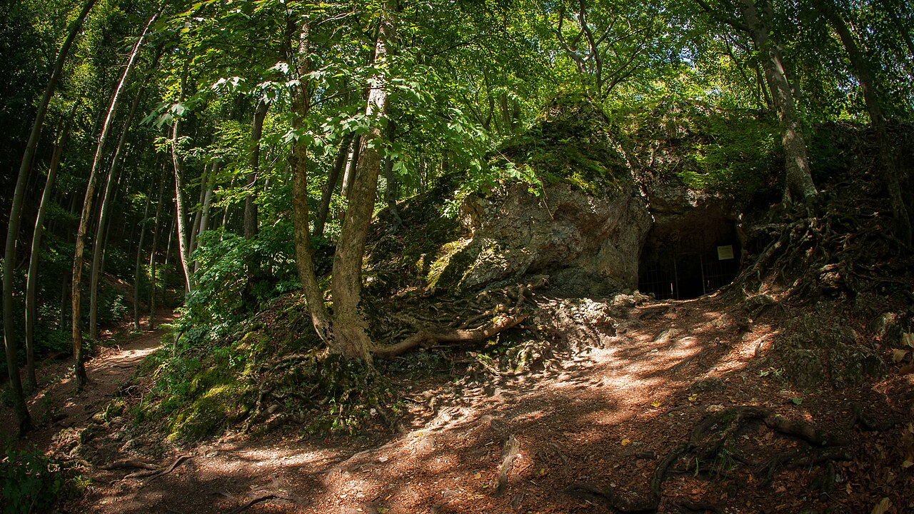 Die Höhle "Finsteres Loch" am Rosenstein bei Heubach in Baden-Württemberg