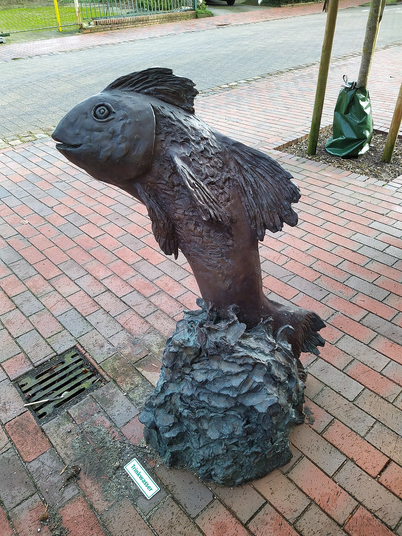 Fischbrunnen (Hartmut Wiesner) vor der Alten Bonifatiuskirche in Varel