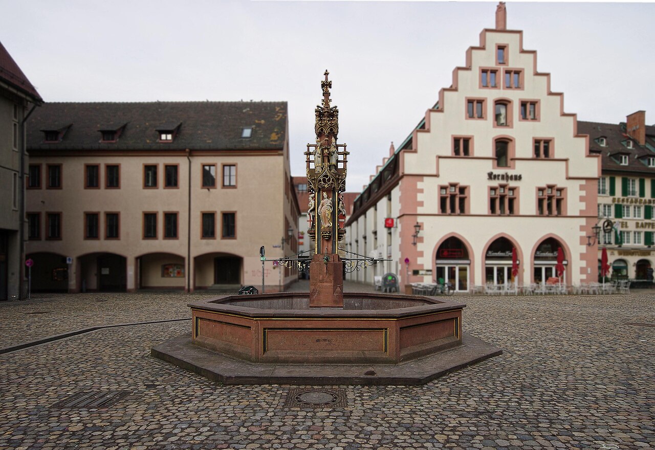 Der Fischbrunnen auf dem Münsterplatz