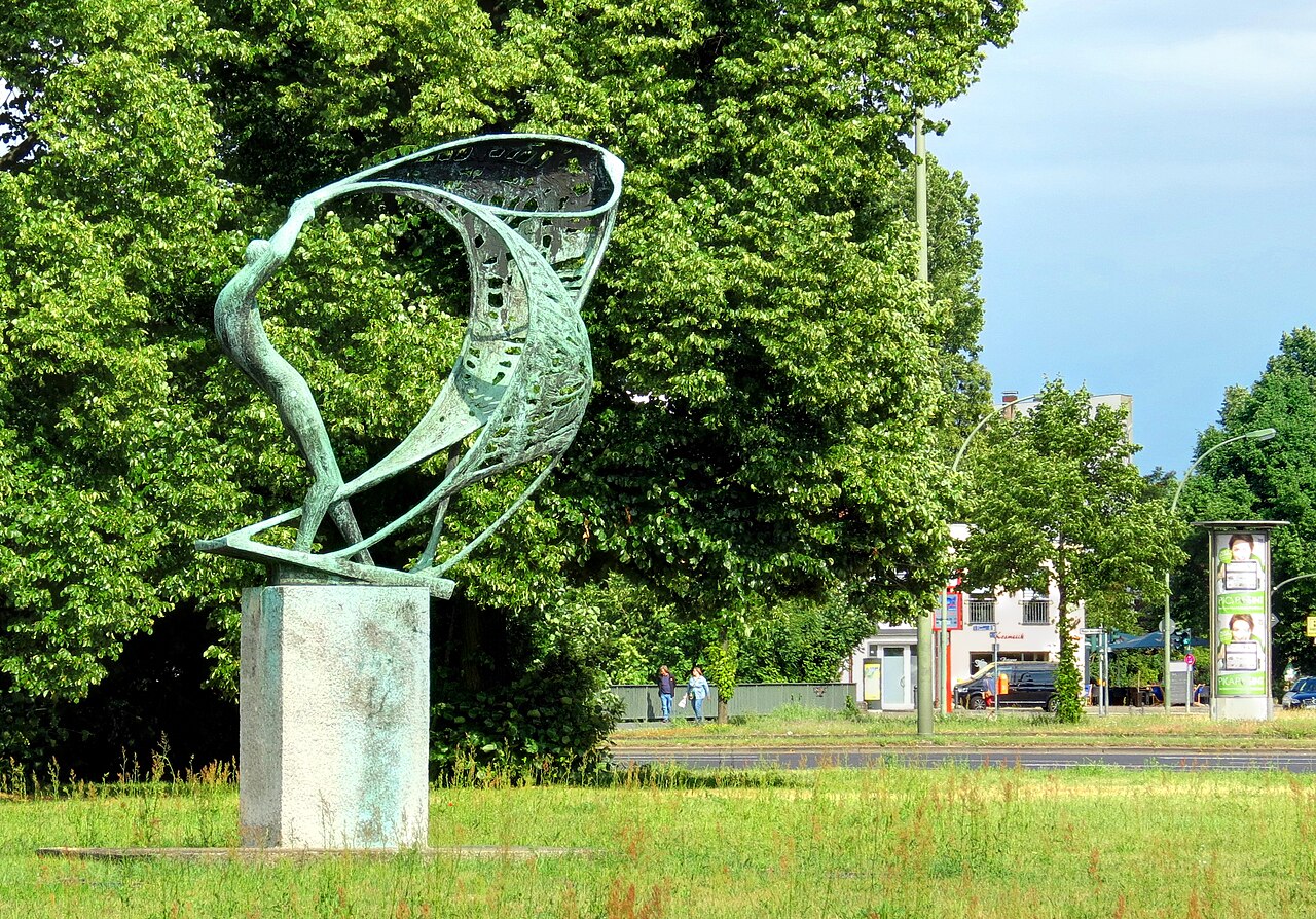 Falkenseer Platz in Berlin-Spandau mit Skulptur "Fischer mit Netze"