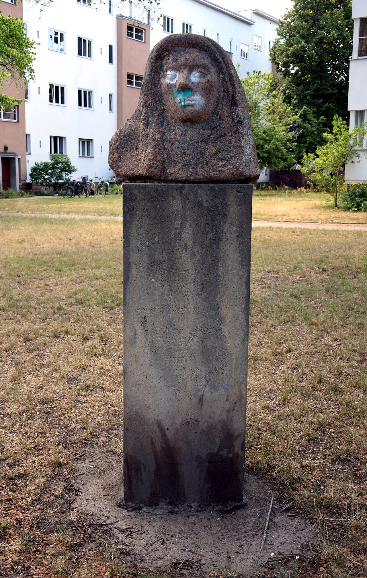 Sculpture "Fisherwoman" by Alfons Łosowski in Berlin, Germany (Hainstraße 37)