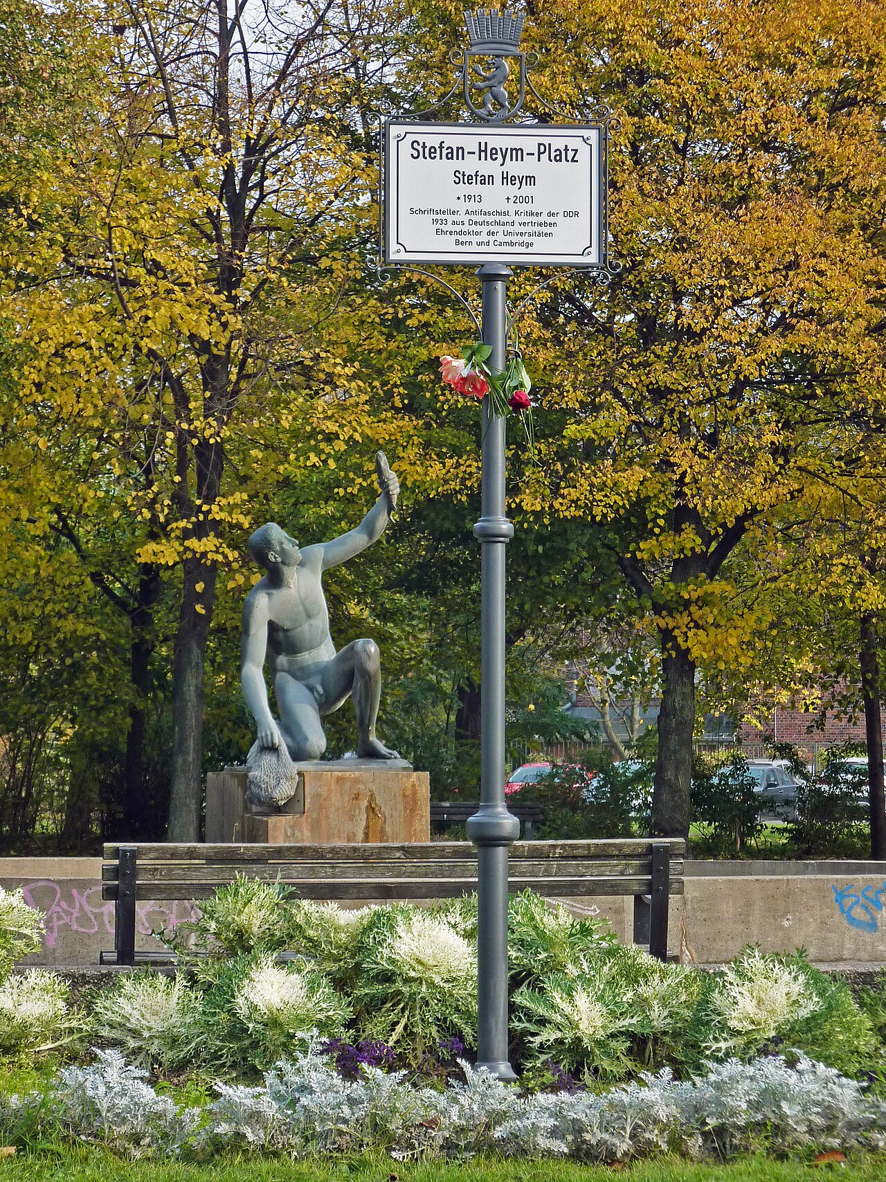 Stefan-Heym-Platz in Berlin-Lichtenberg, einen Tag nach der Namengebung