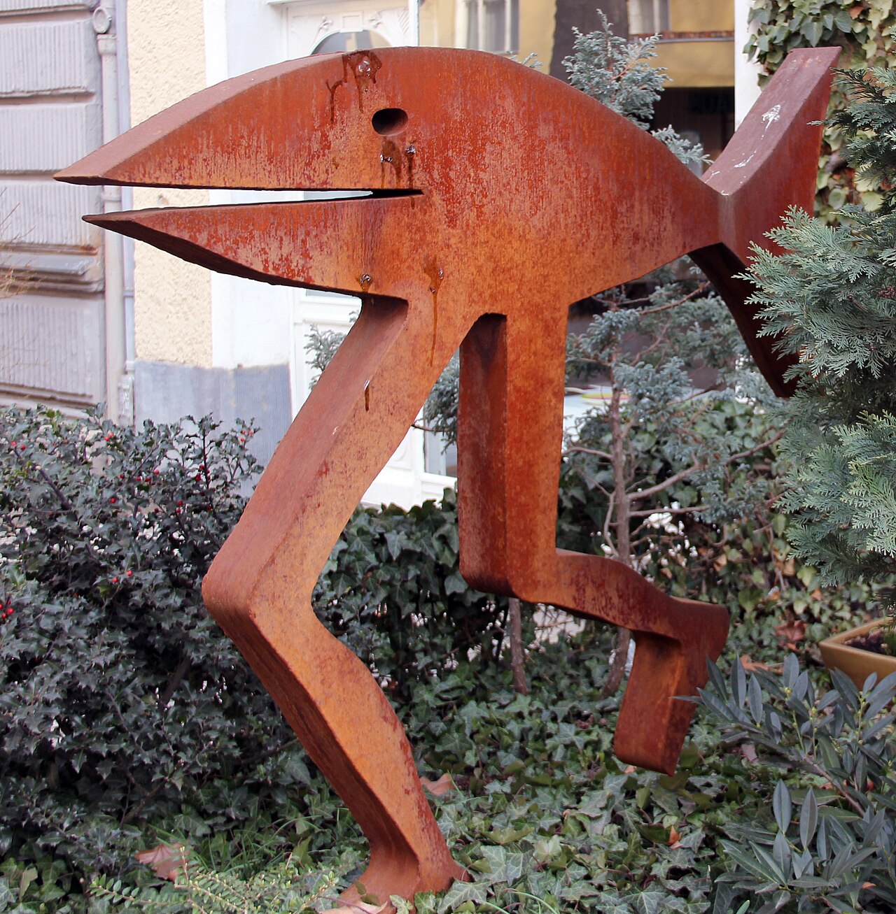 Skulptur, " Fisch mit Beine ", Giesebrechtstraße 19, Berlin-Charlottenburg , Deutschland