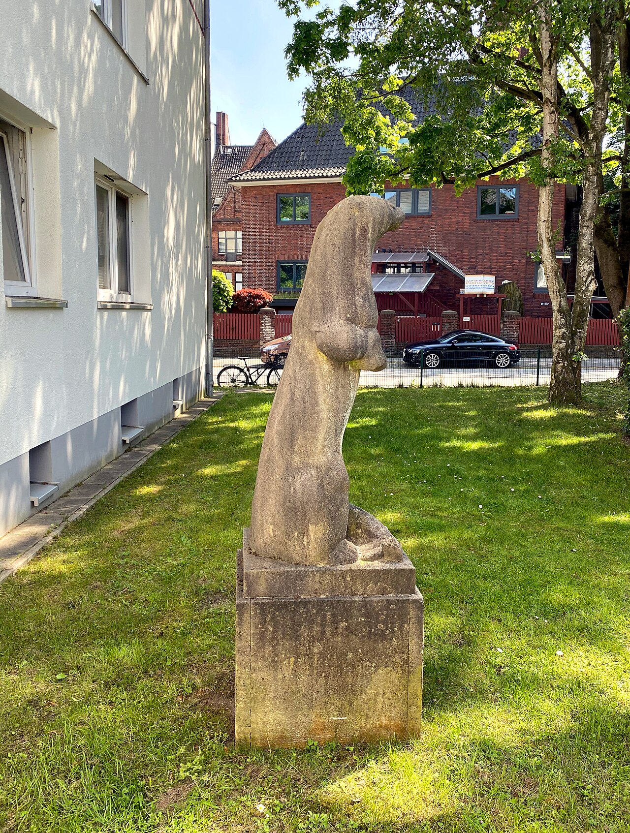 Skulptur "Fischotter" von Hans Martin Ruwoldt in Hamburg-Stellingen