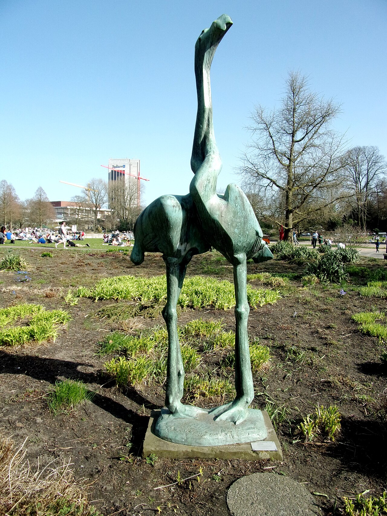 Skulptur Flamingogruppe von Hans Martin Ruwoldt in Planten un Blomen, Hamburg-St