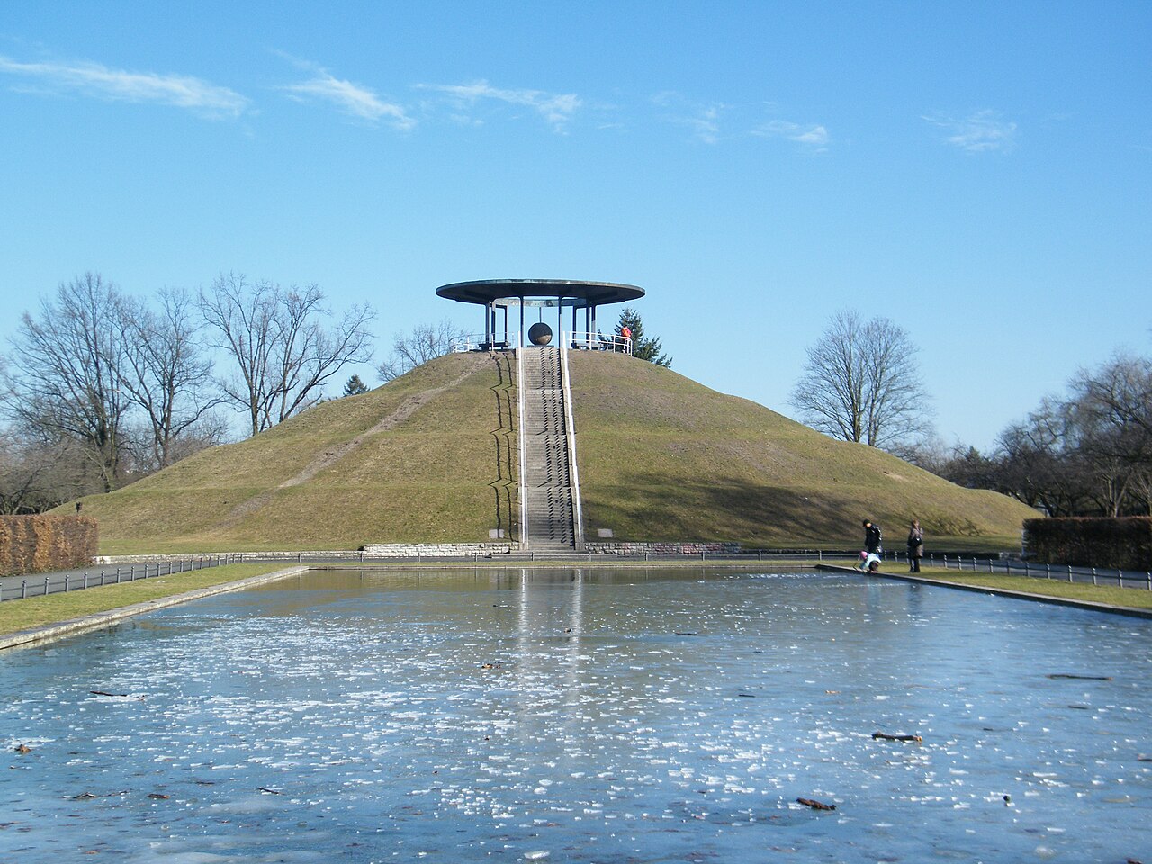 Blick auf den Fliegeberg über den Karpfenteich
