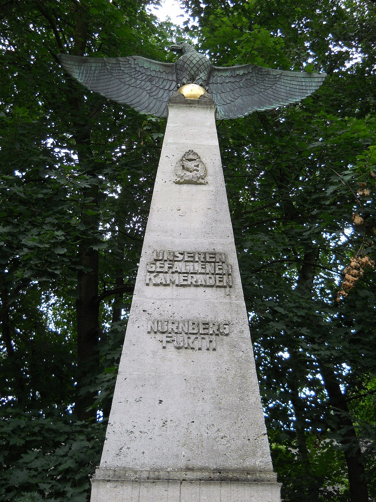 Das Fliegerdenkmal hinter der Ehrenhalle im Luitpoldhain in Nürnberg