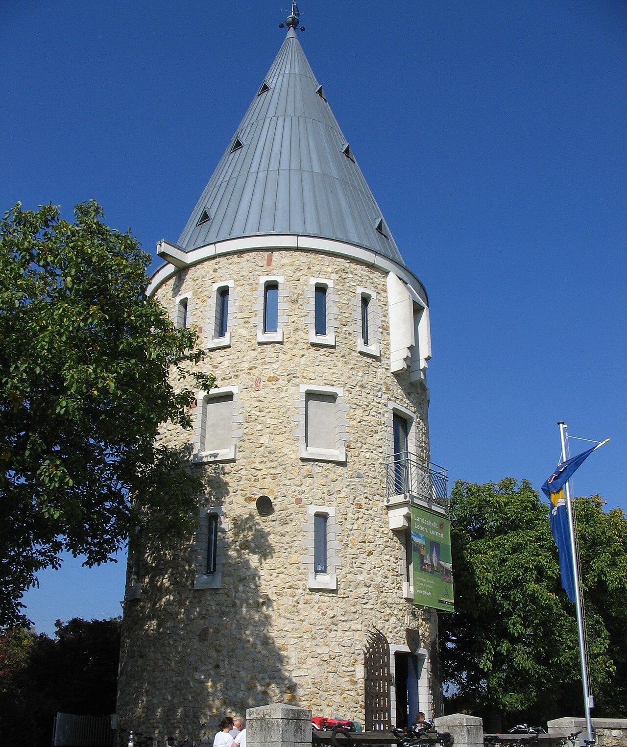 Die Flörsheimer Warte wurde im Jahr 1996 für den Regionalpark RheinMain nach einem Wachtturm aus dem 15