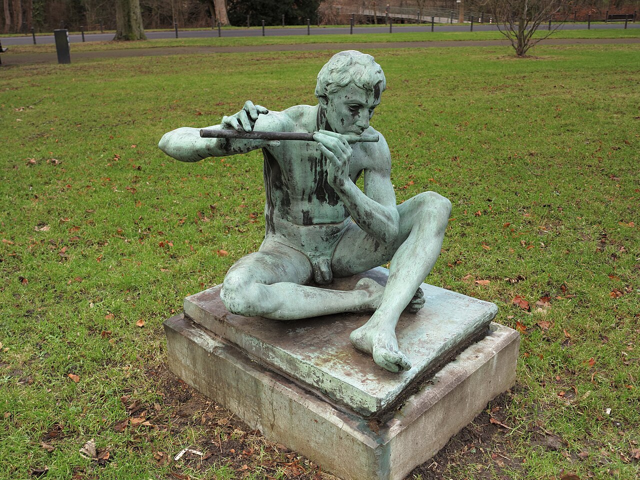 Die Bronze-Skulptur "Hockender Flötenspieler" von Arnold Kramer von 1910/1911
