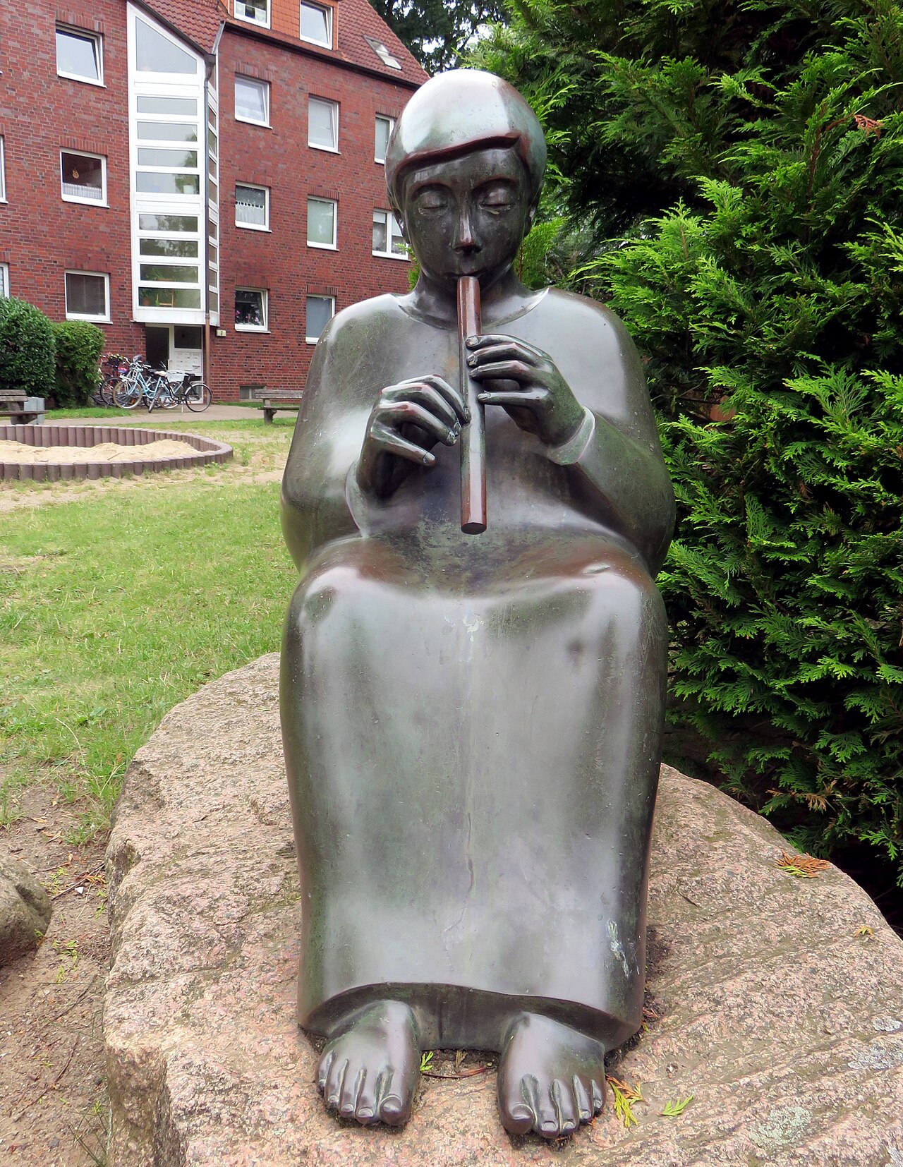 Bronze-Skulptur „Flötenspieler“ (1992) von Hans-Werner Könecke (*1940), Hermann-Ruge-Weg 9, Hamburg-Hummelsbüttel