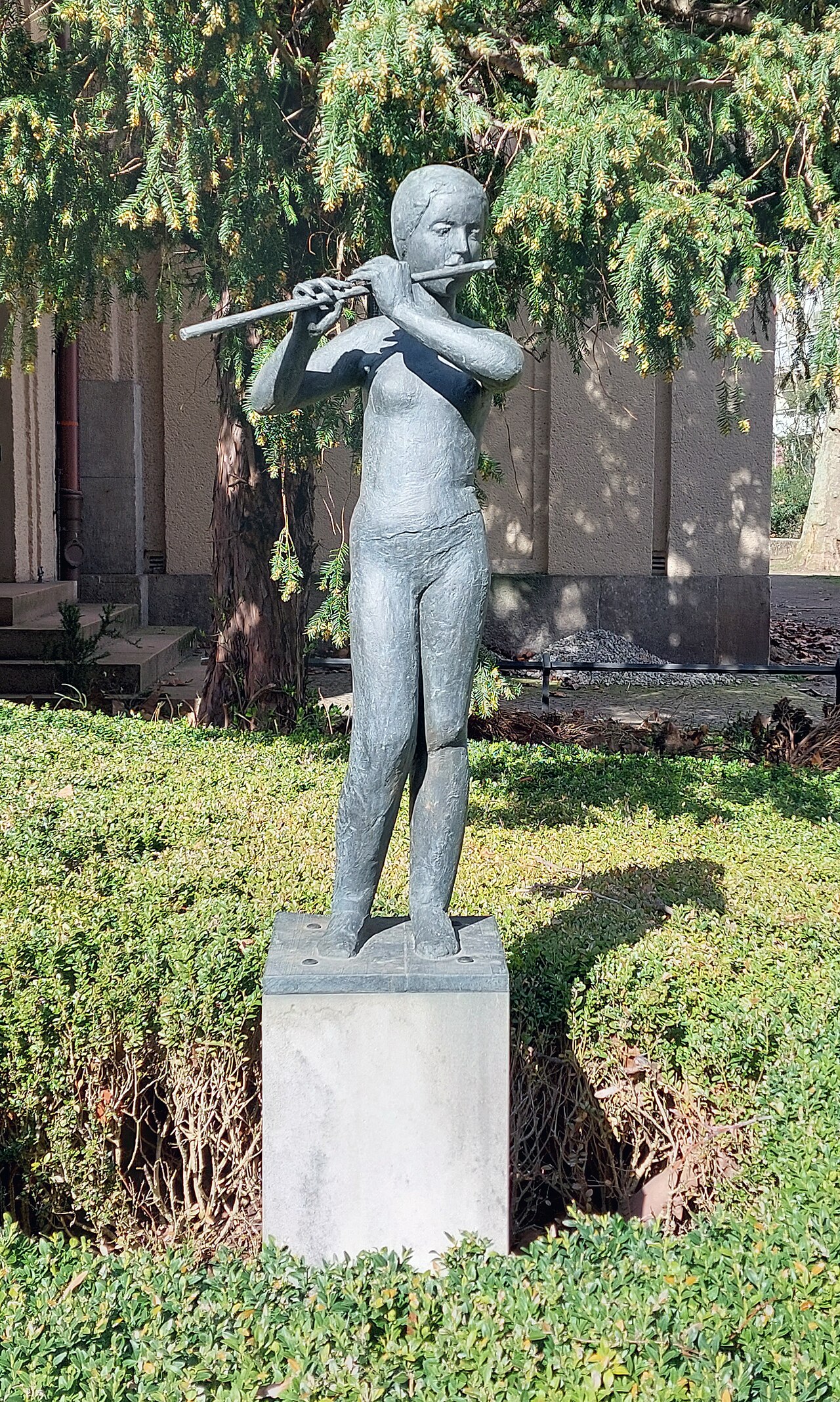 Sculpture, " Flötenspielerin " by Lore Plietzsch , Elsa-Brändström-Straße 36, Berlin-Pankow , Germany