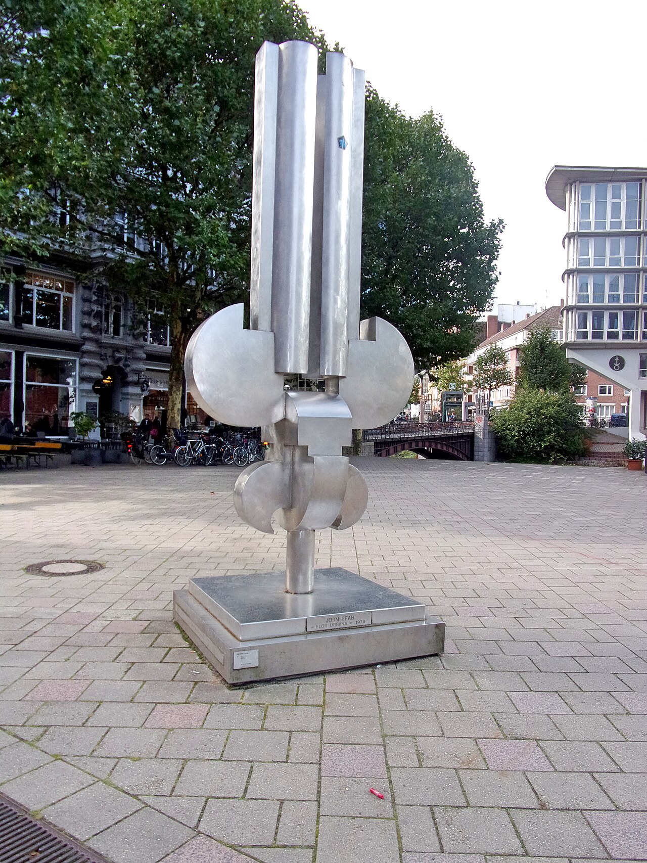 Edelstahlskulptur Flor Urbana vom Hamburger Bildhauer Jörn Phab, Standort Fleetinsel in der Hamburger Neustadt