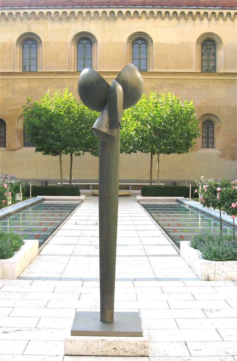Fritz Koenig, Flora III, 1971, im Kabinettsgarten der Münchener Residenz